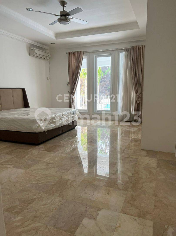 Spacious One-Story House with Pool in Cipete