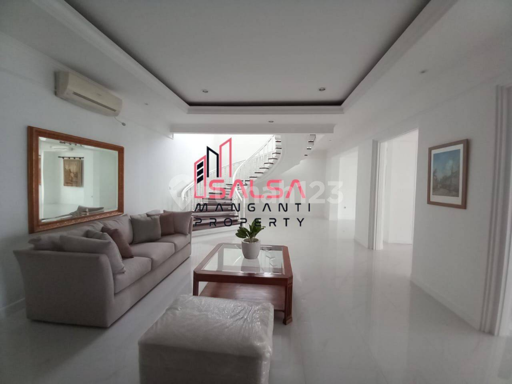 Luxurious 4-Bedroom House with Pool in Kemang