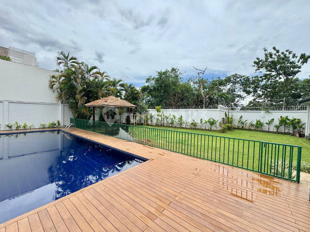 Luxurious 4-Bedroom House with Pool and Garden
