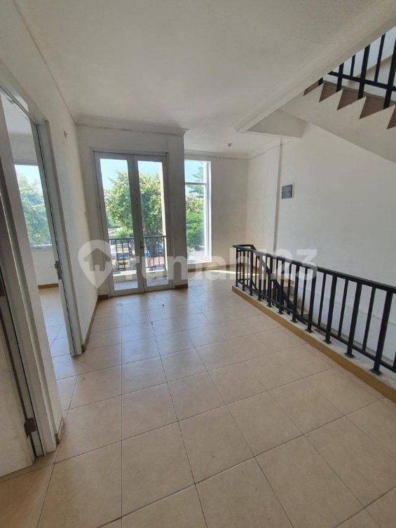 Modern 90m² Three-Story Townhouse with Balcony