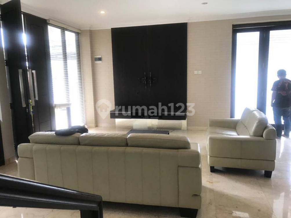 Modern 3-Bedroom Townhouse with Private Pool Kemang