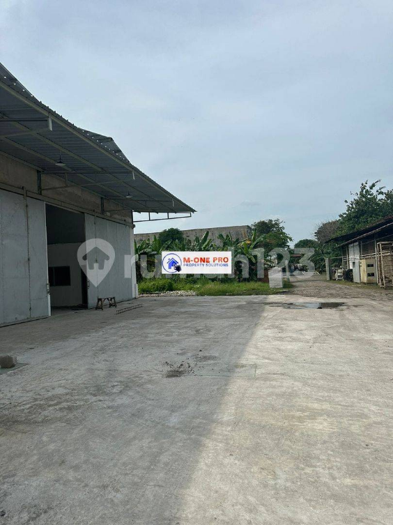 Large Industrial Warehouse with Container Access