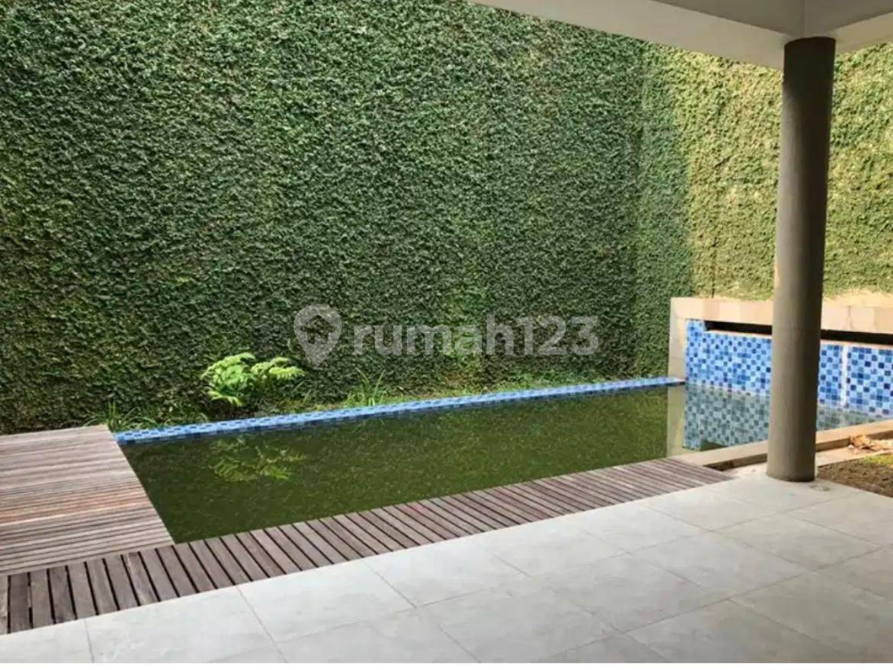 Spacious House with Pool in Cipinang Cempedak