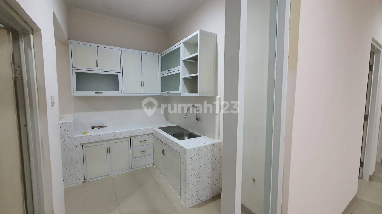 Spacious 1.5-Story House Near Mall with Garden
