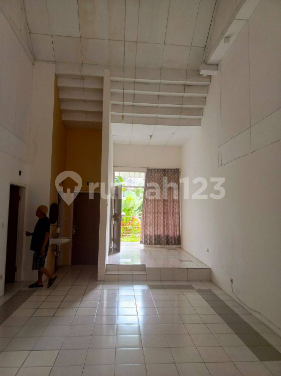 Spacious House with Garden near Yogya Plaza