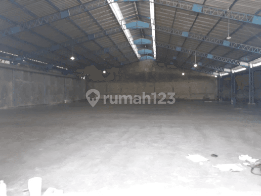 Spacious Warehouse with Strategic Location Near Airport