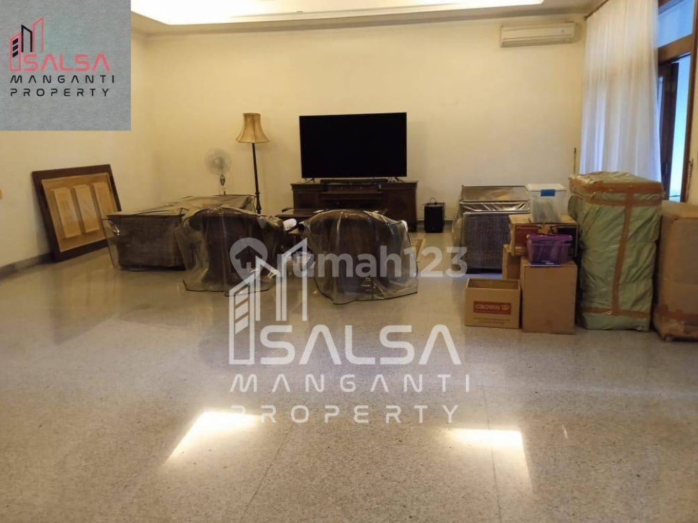 Spacious 5-Bedroom House with Pool in Kemang