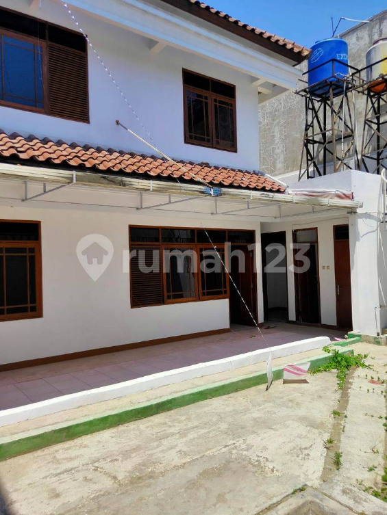 Spacious Two-Story House with Garden and Parking