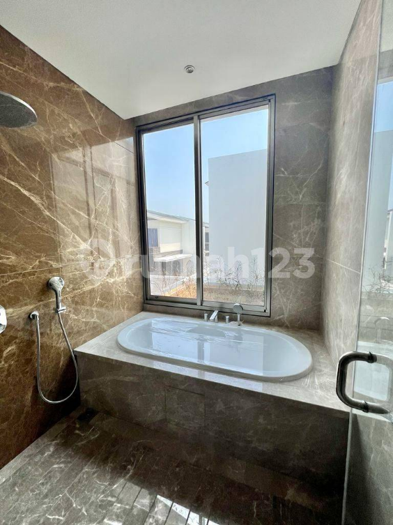 Luxurious 3-Story Golf Island Townhouse with Garden