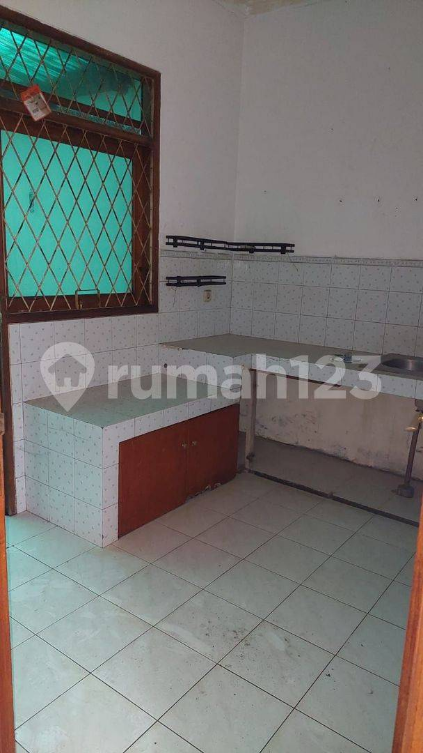 Spacious 4-Bedroom House with Carport