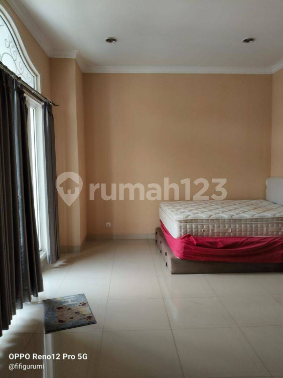 Spacious 4-Bedroom Townhouse with Modern Interior