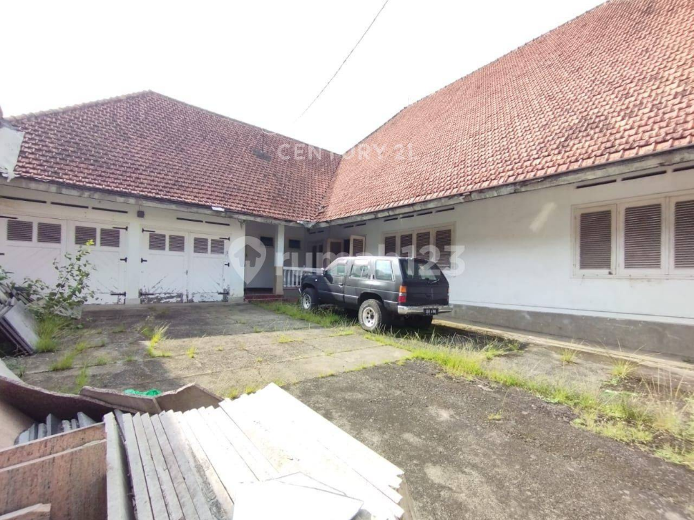 Spacious Classic House Near Bogor Station