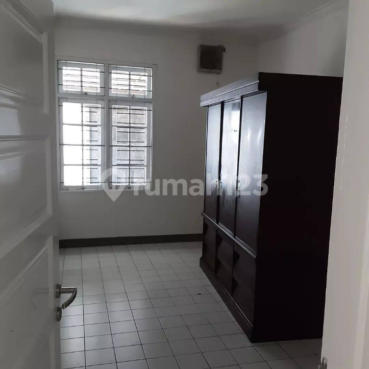 Strategic Location Townhouse Near Supermarket