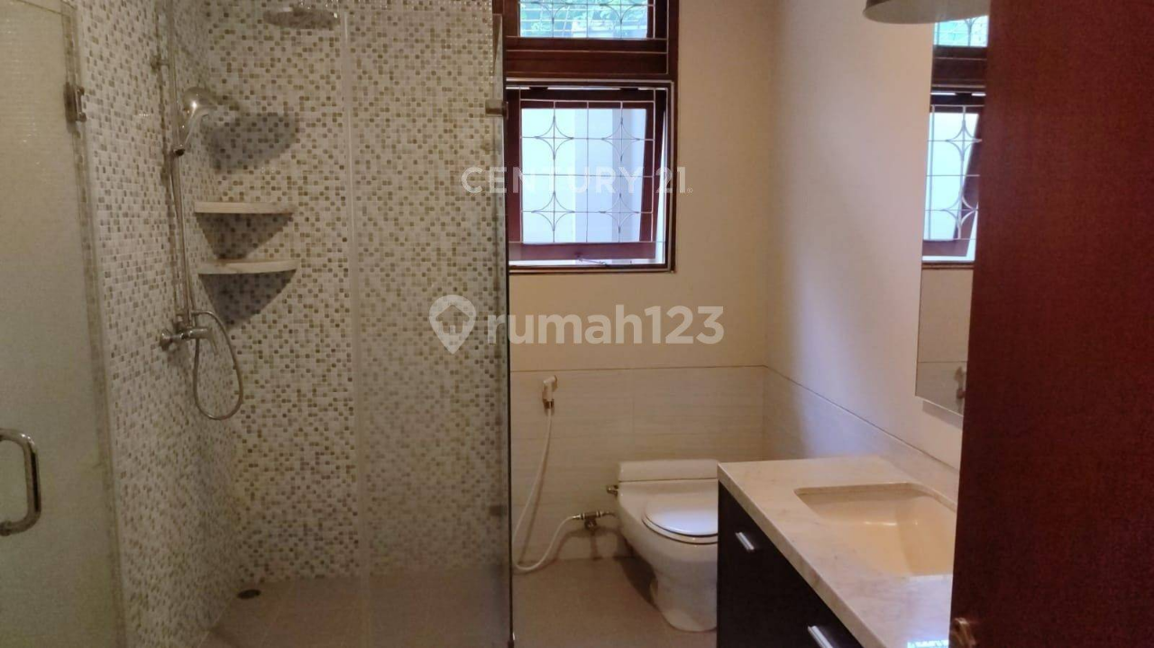 Spacious 5-Bedroom Villa with Pool and Garden