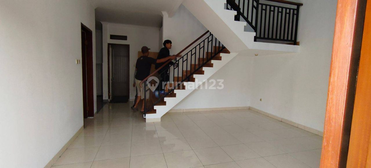 2.5 Story House in Sarijadi Bandung Cluster