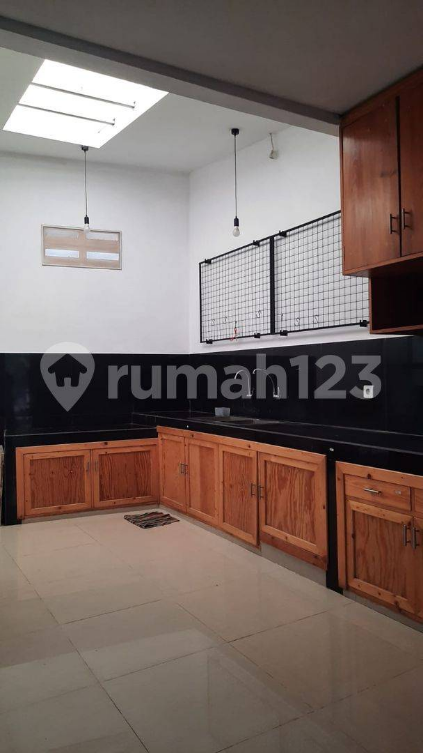 Spacious 3-Bedroom House with Kitchen Set
