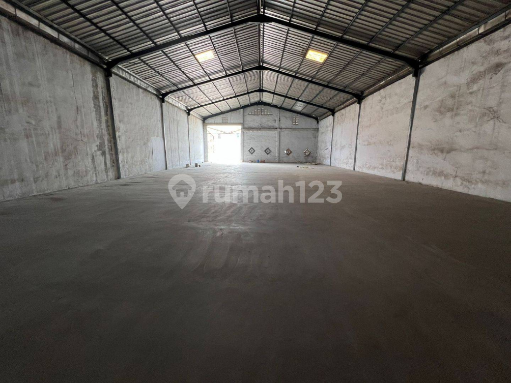 Large Industrial Warehouse with Container Access