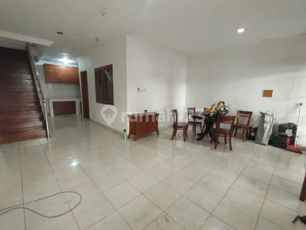 Minimalist 3-Story House with AC in Sunter