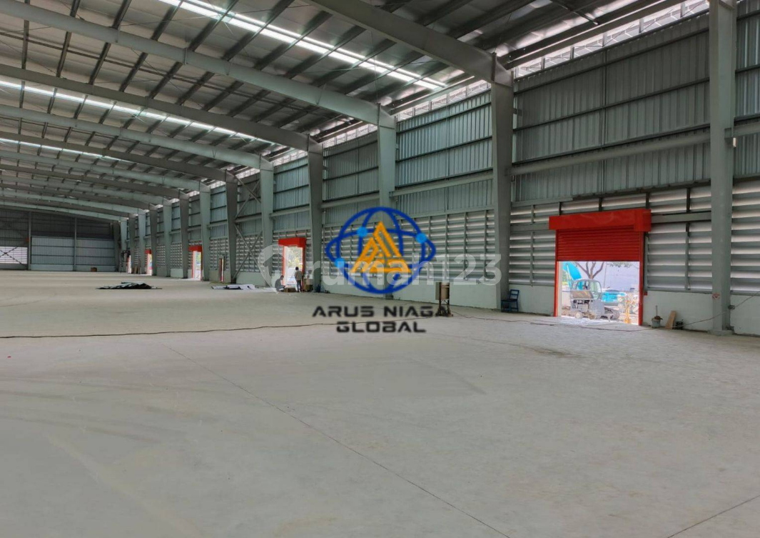 Large Industrial Warehouse With High Ceiling