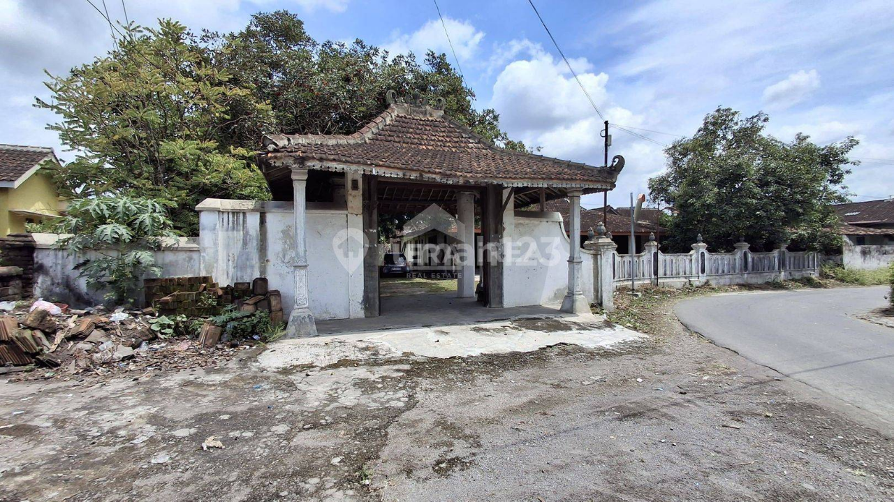 Traditional House with Large Yard in Klaten