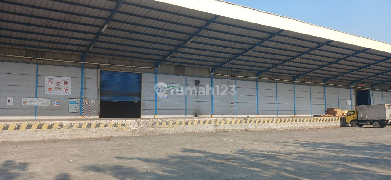 Large 3000m2 Warehouse with Loading Dock in Cikarang