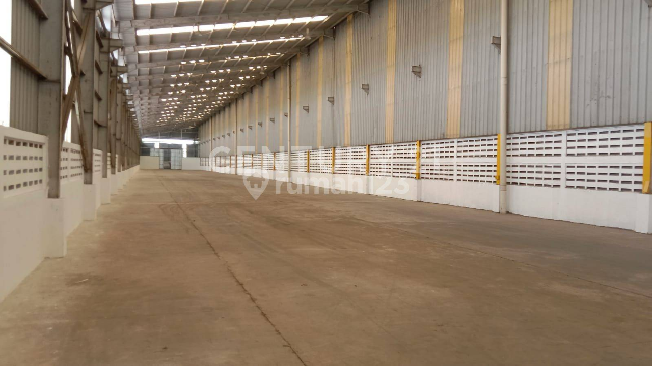 Large Industrial Warehouse with Container Access