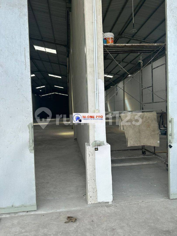 Large Industrial Warehouse with Container Access