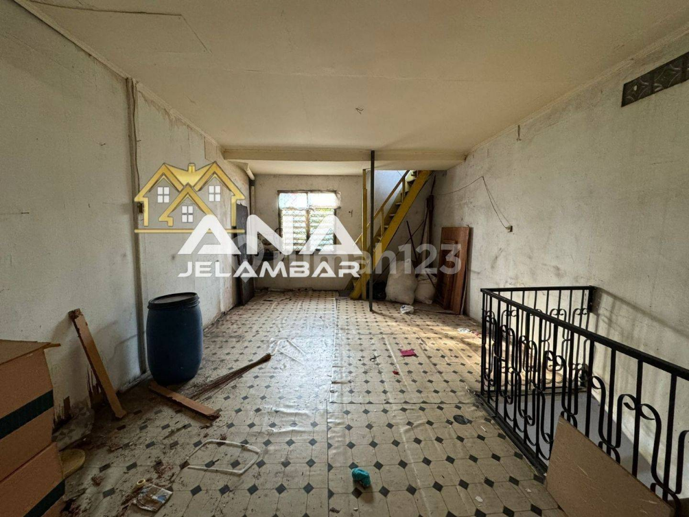 4.5x17m House on Main Jelambar Road
