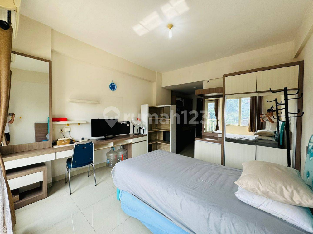 Furnished Studio Apartment with Mountain View