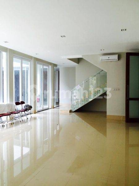 Luxury House with Pool Near Jis