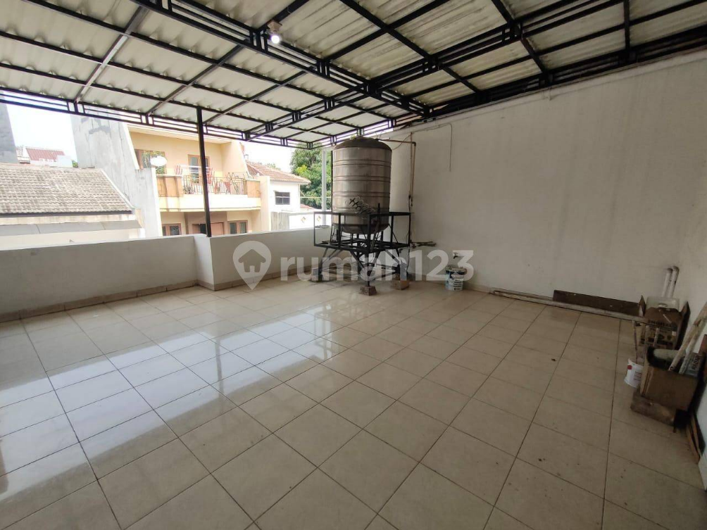 Minimalist 3-Story House with AC in Sunter