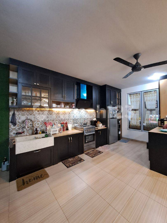 Luxurious 2-Story House with Modern Kitchen in Batam
