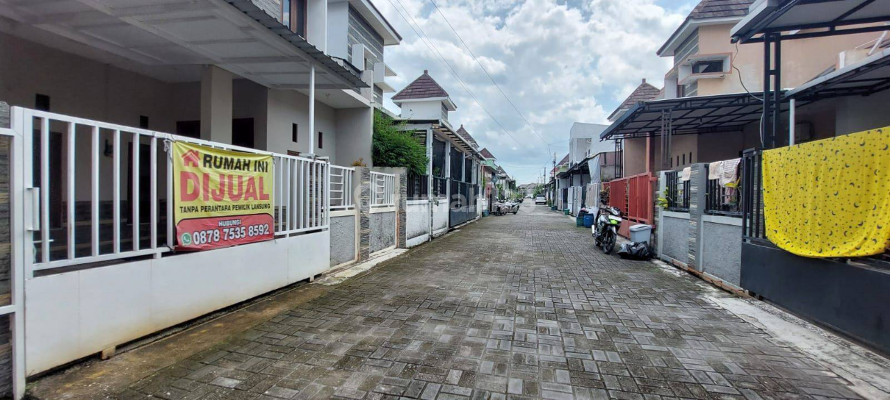 Modern 2-Bedroom House Near Airport with Carport