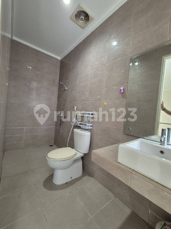 Modern 3-Bedroom House in Bintaro with Security
