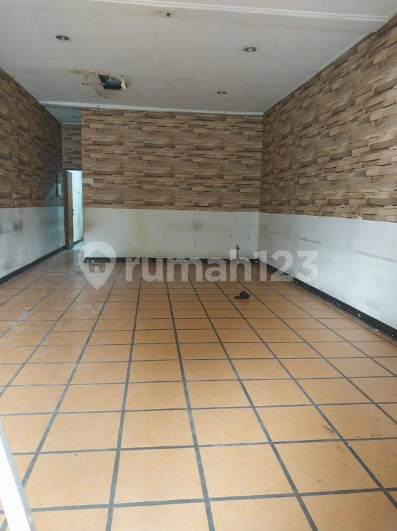 Spacious Commercial Shophouse with Two Bathrooms