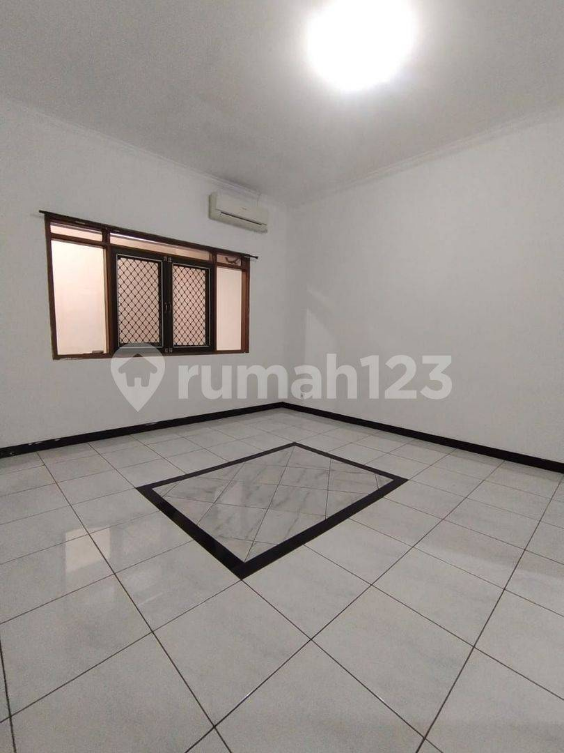 Spacious 5-Bedroom House with Garden and Carport
