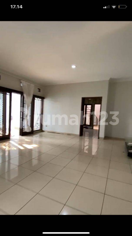 Spacious Villa with Pool in Batununggal