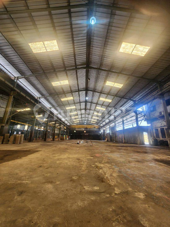 Large Industrial Space with Crane in Tangerang
