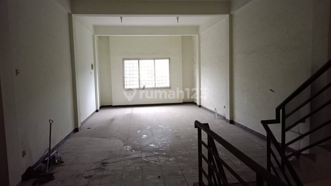 Strategic 3-Floor Commercial Space Near Pasar Turi