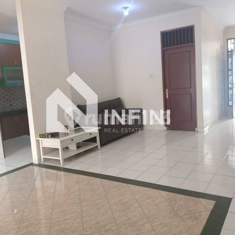 Spacious 4-Bedroom House with Modern Kitchen