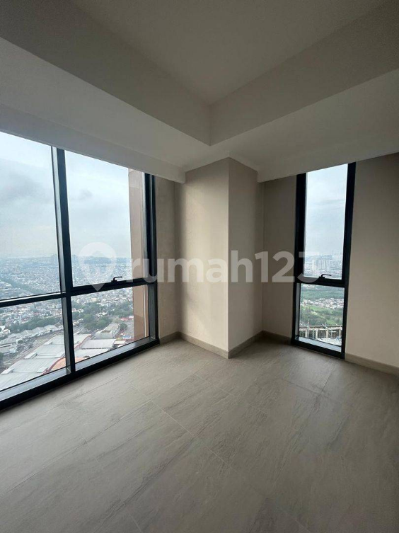 Large 3-Bedroom Apartment with City Views