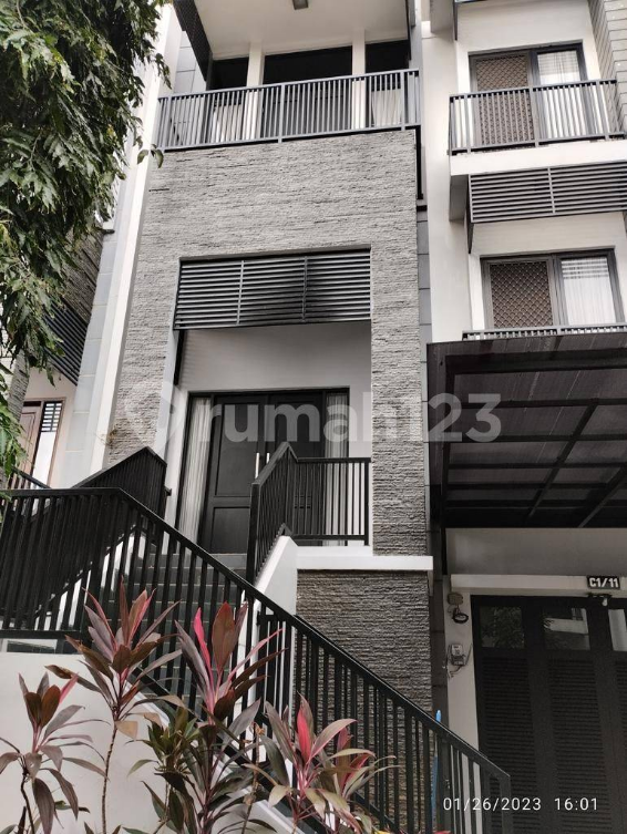 Modern Townhouse Near Mall and MRT Station