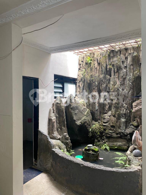 Spacious House Near Market with Fish Pond