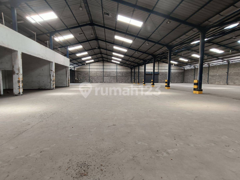 Large 2200m² Industrial Warehouse with Modern Lighting