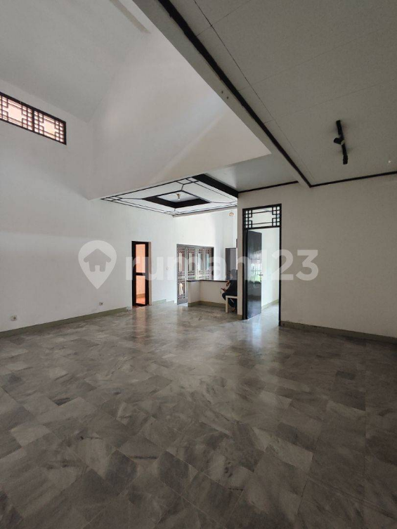 Spacious House with Modern Layout in Quiet Area