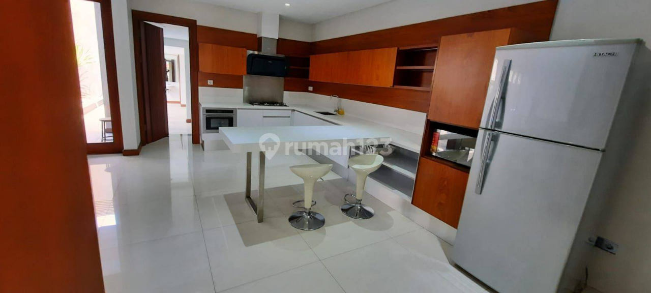 Luxurious Furnished House with Pool in Ciumbuleuit