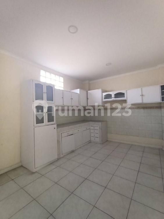 Large 6-Bedroom House with Garden and Parking