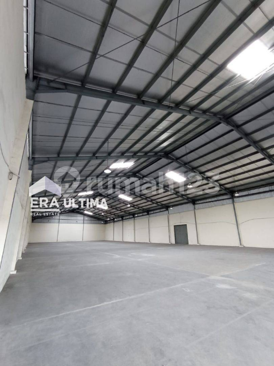 Large Industrial Warehouse with Easy Highway Access
