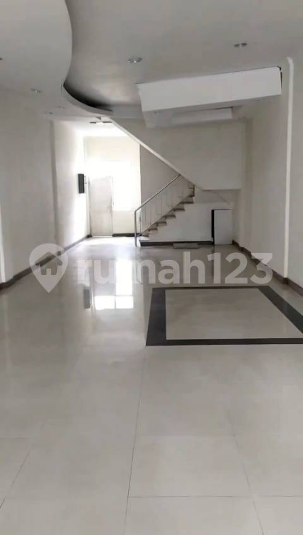 Spacious 4-Floor Commercial Building on Darmo Street