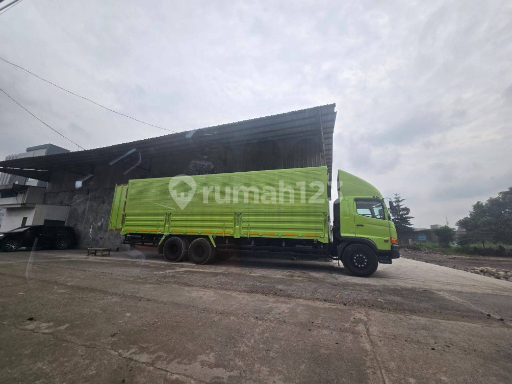 Spacious Warehouse Ready for Container Access